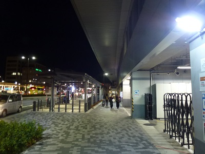 京都駅八条口の歩道