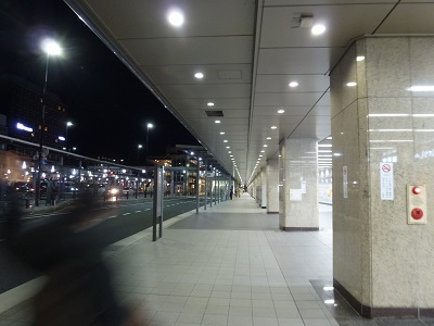 京都駅八条東口付近の歩道