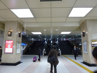京都駅南北自由通路の途中の階段とエスカレーター