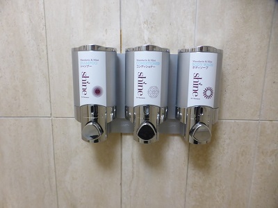シェラトングランデトーキョーベイホテルのバスルームに備え付けのシャンプー類